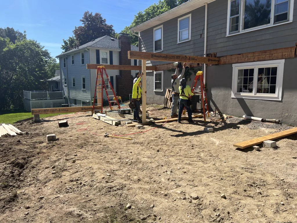 Crew setting columns and carrying beams for the rear addition in Canton