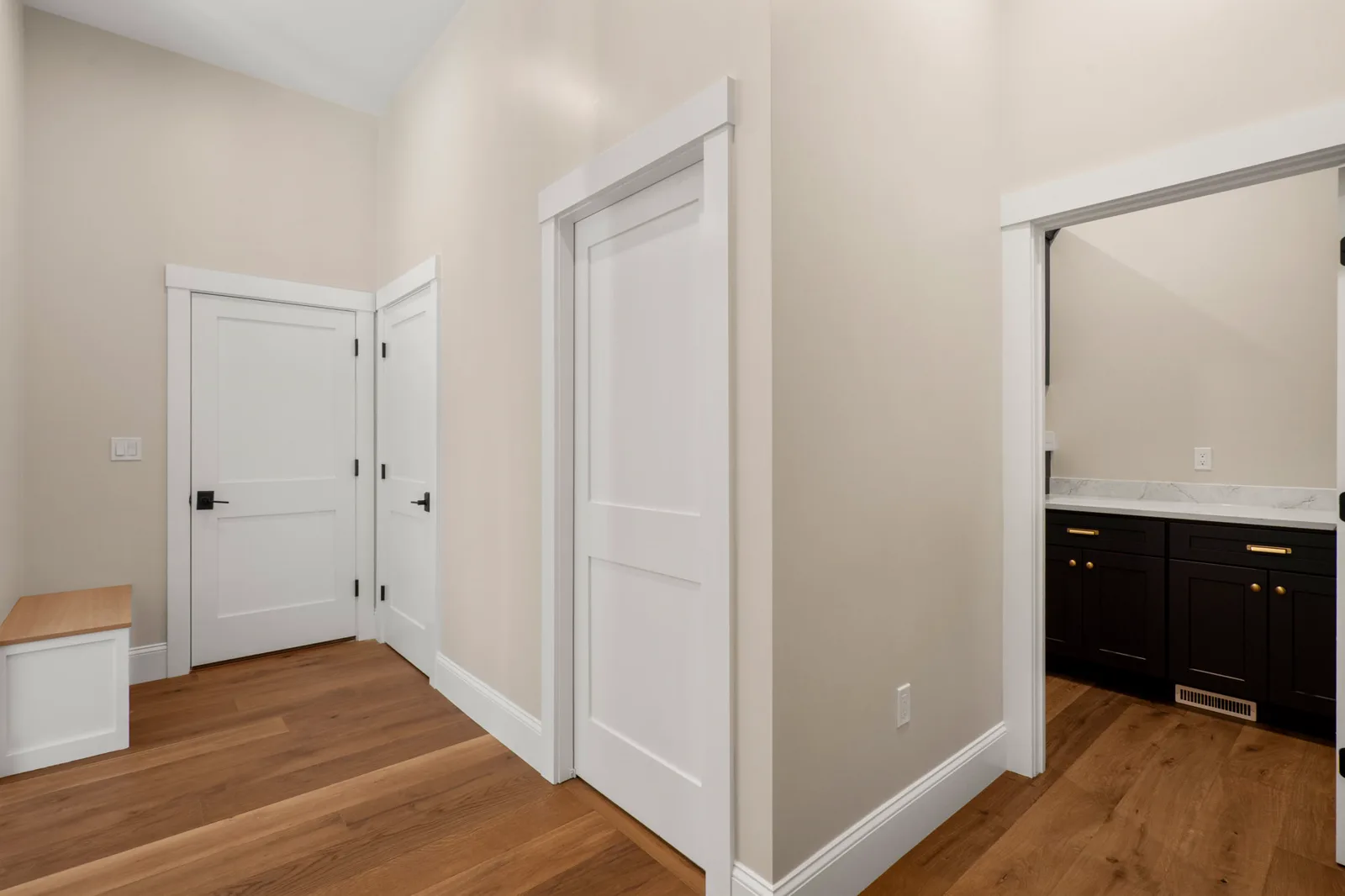 Entry hall with bench and view to the front door